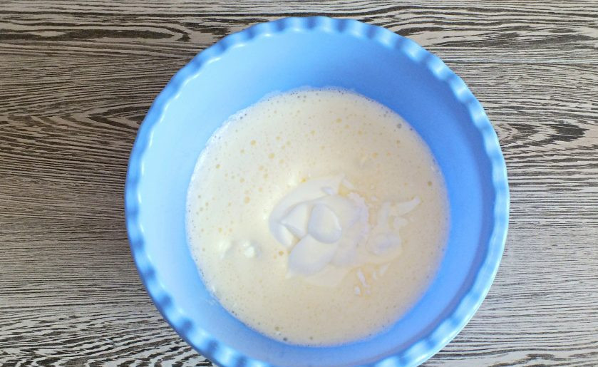 1. Этап. Кекс с клюквой на сметане: Добавьте сметану, соду. Еще раз хорошо взбейте миксером.