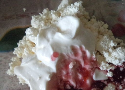 1. Этап. Рулет бисквитный с кремом: 4. Пришло время приготовления крема. Возьмите глубокую емкость, сложите в нее сметану и джем, тщательно перемешайте. Лучше сделайте это блендером, получите однородную массу. По готовности бисквита доставайте его из духового шкафа и быстренько смазывайте кремом, пока не остыл.