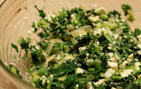 1. Этап. Кутабы из лаваша: В конце добавьте творог, перемешайте и снимите с огня.