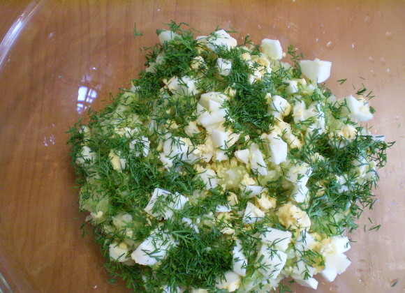 1. Этап. Капустная запеканка в духовке: 7. Добавляем вареное яйцо и укроп. Перемешиваем.