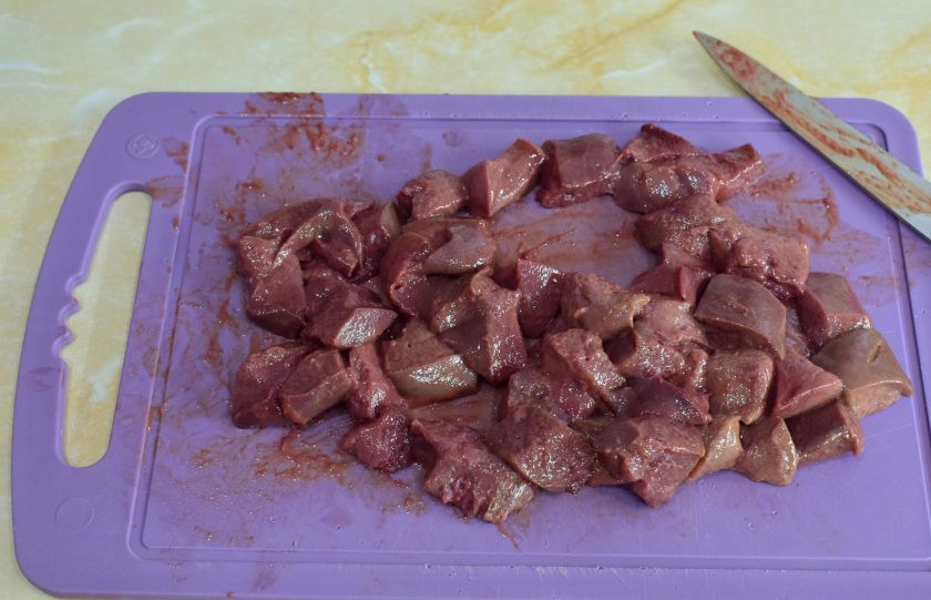 1. Этап. Печень в горшочках по-русски: Печень промойте в проточной воде и обсушите бумажными полотенцами. Нарежьте её на небольшие кусочки, вырезая пленочки.