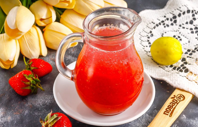 1. Этап. Ксу ксу из клубники: Перелейте клубничную массу в кувшин или глубокую емкость, влейте водку. Используйте только качественный алкоголь, чтобы не осталось горького послевкусия. Тщательно перемешайте и охладите примерно 30 минут в холодильнике либо при подаче добавьте лед.