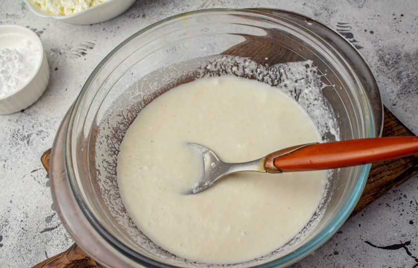 1. Этап. Творожная запеканка с йогуртом: Манную крупу выложите в миску, залейте питьевым натуральным йогуртом, перемешайте и оставьте на 10-15 минут, чтобы манка набухла.