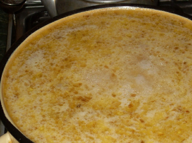 1. Этап. Суп с грибами и сыром: После этого выложите в суп консервированные шампиньоны и горошек. Плавленый сыр порежьте на куски и также добавьте с суп. Варите, помешивая, до полного растворения сыра. Затем добавьте мясо, посолите, доведите до кипения от отставьте с огня.