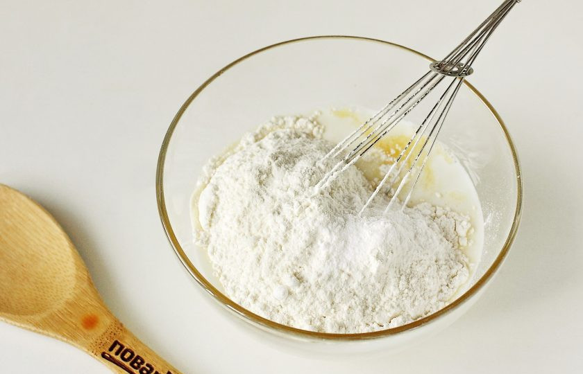 1. Этап. Заливной луковый пирог: Добавьте молоко, муку и соду.