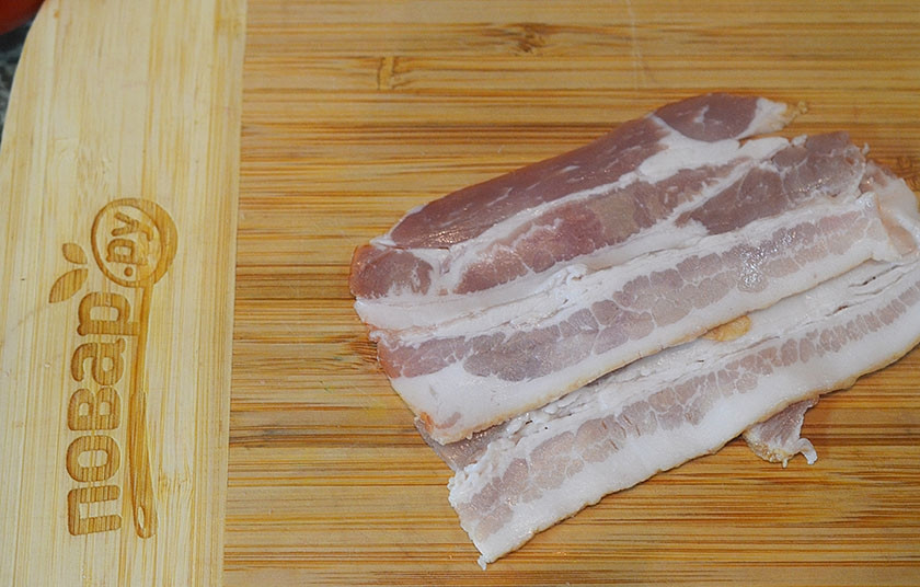 1. Этап. Завтрак в замке Винтерфелл: 1. Бекон нарежьте ломтиками.