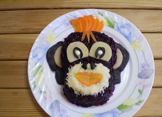 1. Этап. Селедка под шубой в виде обезьянки: Из морковки сделайте ротик и челку. Обезьянка готова!