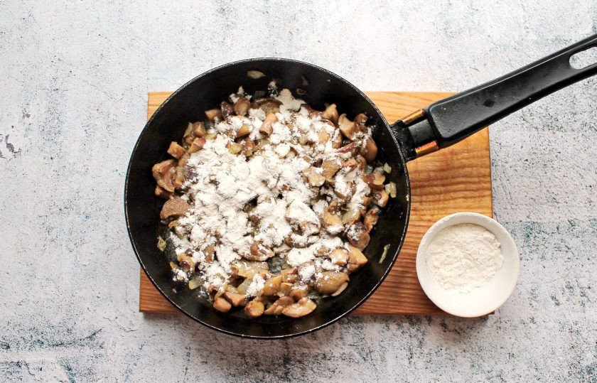 1. Этап. Жульен из маслят: Всыпьте в сковороду муку и перемешайте. Обжаривайте все еще две минуты.