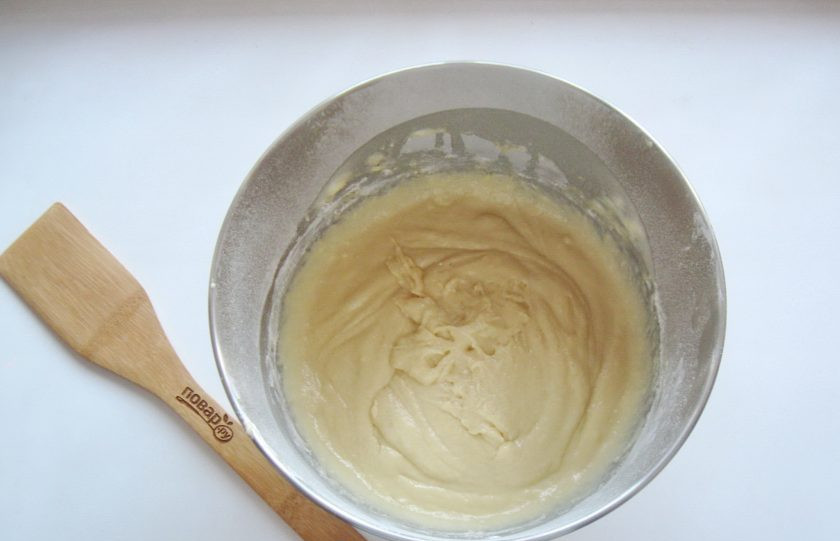 1. Этап. Кулич с меренгой: Замесите тесто. Я воспользовалась планетарным миксером, но и ложкой тоже хорошо получается.