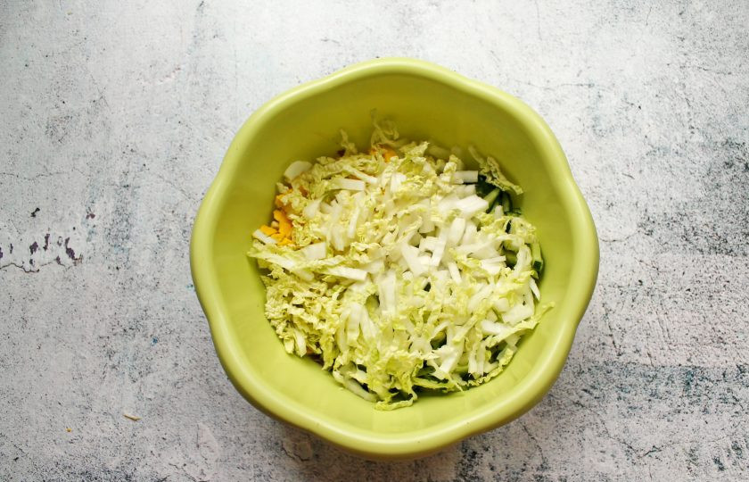 1. Этап. Салат Праздничный с говяжьим языком: Пекинскую капусту порежьте тонкой соломкой и добавьте в салатник.