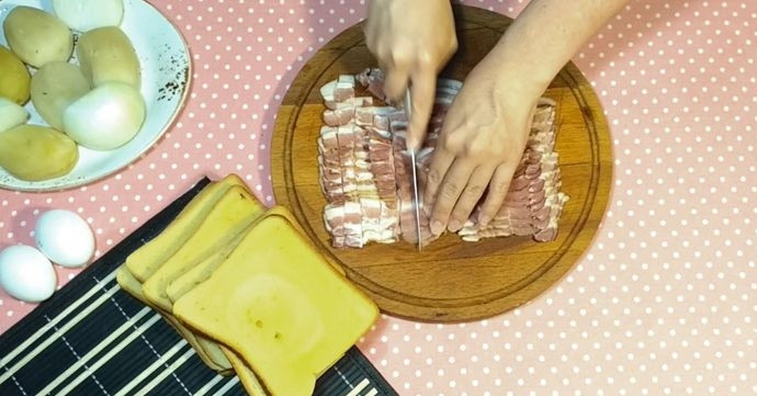 1. Этап. Лентяйские пирожки из хлеба: 1. Ломтики бекона нарежьте небольшими квадратиками, затем обжарьте на сковороде до золотистого цвета, затем переложите в миску.