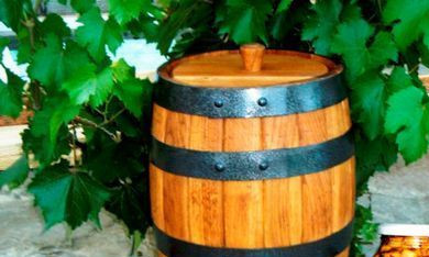 1. Этап. Грузди, соленые в бочке: 4. Теперь нужен гнет посильнее, да еще и крышкой бочонка сверху прижать. Храним в холодном месте и через 2 дня подкладываем новые, т.к. грибы оседают. Когда бочка заполнится, выносим ее в погреб на месяц-полтора.