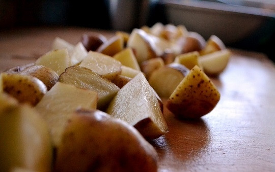 1. Этап. Картофель со свининой и сыром в духовке: 2. Картофель очистите и нарежьте (если используете молодой, можно просто тщательно вымыть).