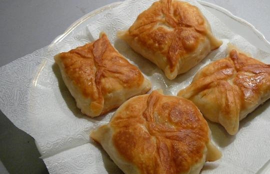 1. Этап. Конвертики с сыром: 9. Вот и весь рецепт приготовления конвертиков с сыром. Обжарив, их нужно выложить на бумажное полотенце, чтобы убрать остатки и масла, и можно подавать к столу.