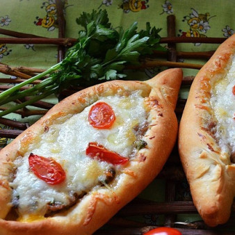 Булки-лодочки с фаршем и сыром