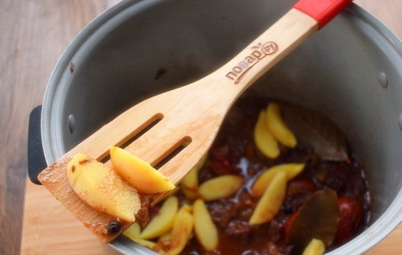 1. Этап. Стифадо из говядины с рисом: За час до окончания готовки добавьте ломтики айвы.