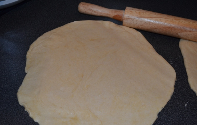 1. Этап. Пирог с курицей в мультиварке: 6. Готовое тесто нужно поделить на две части, одна из которых должна быть немного больше второй. Раскатать на присыпанной мукой поверхности.