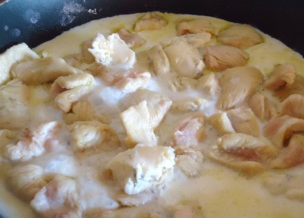 1. Этап. Индейка в сливочном соусе: Когда филе обжарится, добавьте в сковороду белое вино. Перемешивая лопаткой, дайте спирту испариться. Затем добавьте сливки, мягкий сыр, тертый мускатный орех и перец.