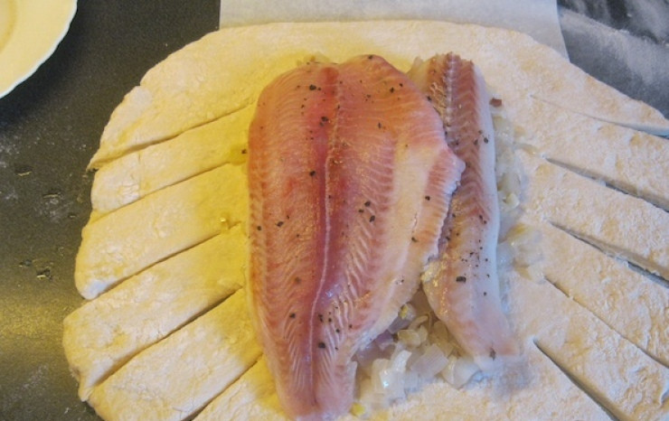 1. Этап. Пирог с рыбой и луком: 5. По бокам делаем небольшие надрезы (как на фото). В центр выкладываем лук и рыбу.
