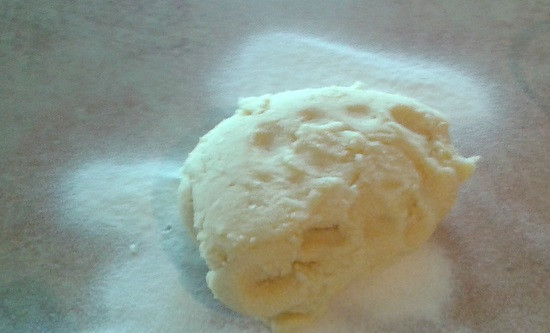 1. Этап. Печенье Пасхальные яйца: 2. Получится песочное тесто. Выложите его на присыпанную мукой поверхность. Включите духовку нагреваться на 180 градусов. Противень застелите пергаментом или смажьте маслом.