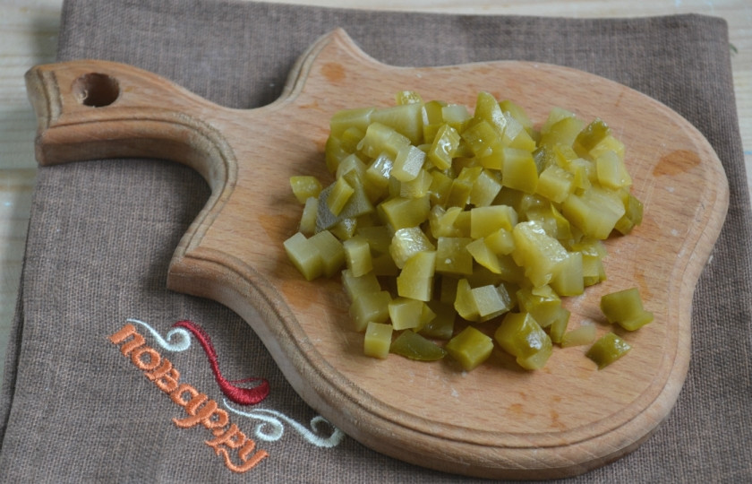 1. Этап. Салат с креветками и икрой: Огурец промойте и порежьте мелким кубиком.