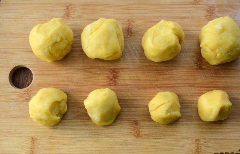 1. Этап. Сочный элеш с курицей: Тесто разделите на 4 равные части. Каждую разделите на две шарика, размером с грецкий орех и мяч для гольфа.