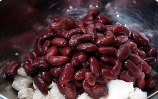 1. Этап. Салат из фасоли с курицей: 2. Открываю баночку консервированной фасоли, сливаю воду. Добавляю фасоль к курице.