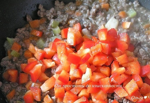 1. Этап. Паста торкио с рагу из ягненка: Затем добавьте нарезанный сладкий перец, перемешайте.