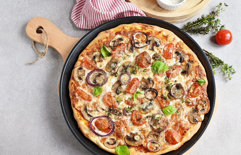 1. Этап. Пицца с шампиньонами: Затем посыпьте остатками пармезана, сбрызните еще немного оливковым маслом, украсьте свежим базиликом при его наличии. И подавайте, подавайте скорее, пока не остыла!