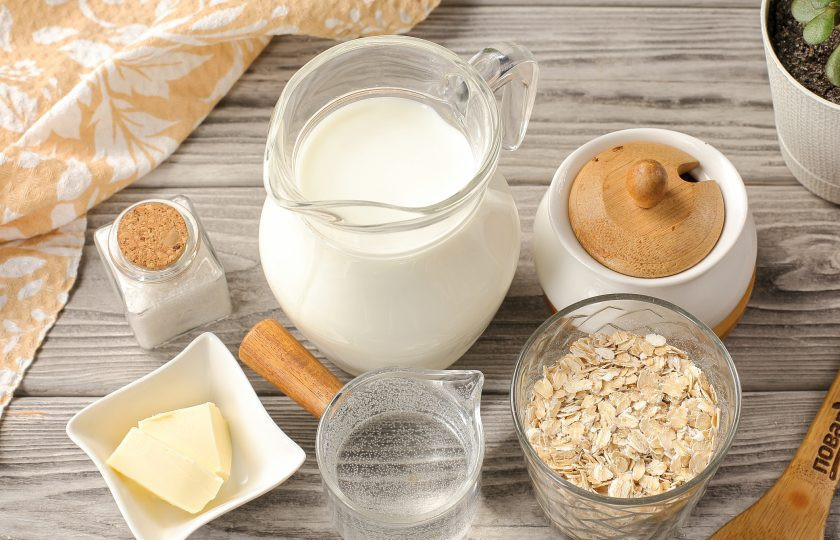 1. Этап. Геркулесовая каша на молоке: Подготовьте все ингредиенты. Изучите упаковку от геркулеса с указанием времени для приготовления. Если любите кашу «размазню», то количество молока или воды увеличьте.