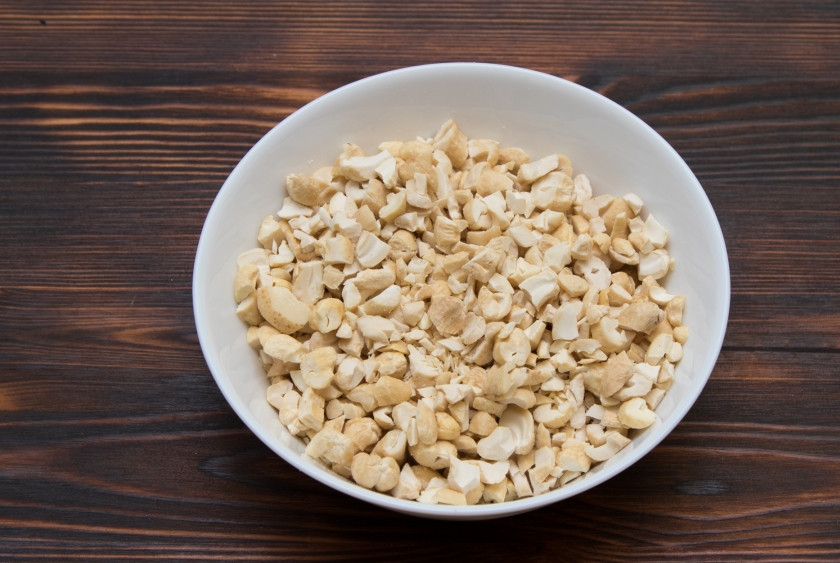 1. Этап. Морковный торт классический: Порубим орехи средними кусочками.