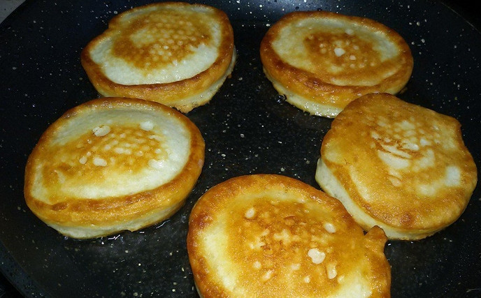 1. Этап. Пышные оладьи на кефире: Жарим до золотистости с каждой стороны.