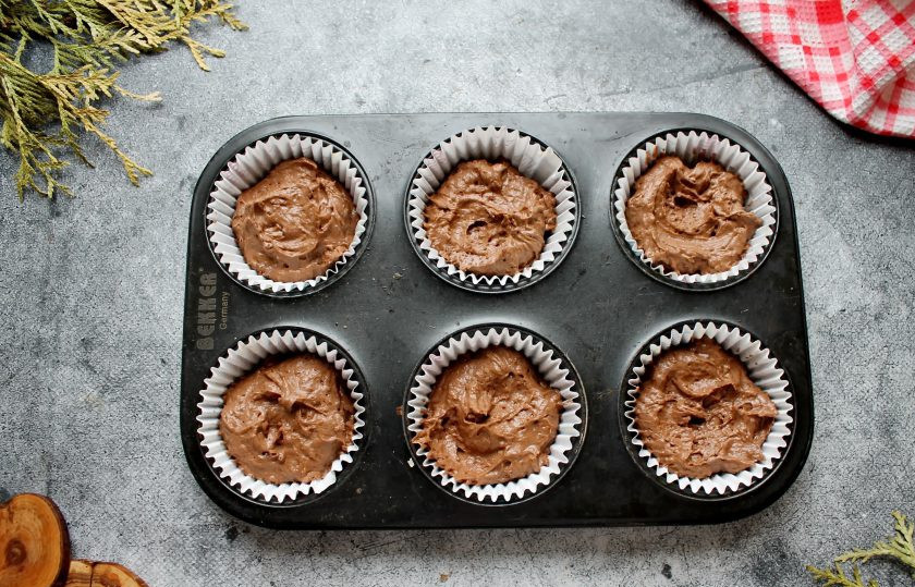 1. Этап. Капкейки с кремом чиз: Разложите тесто по формочкам не выше 2/3 высоты и разровняйте верх.