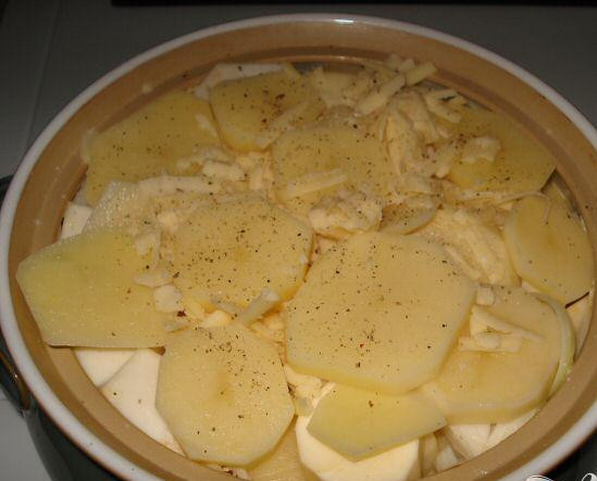 1. Этап. Выпечка из сыра и картофеля: Продолжаем заполнять наше блюдо по поочерёдно слоями, сельдерея, пастернака, затем картофель и лук с тёртым сыром,солью и перцем (оставьте немного сыра, он ещё нам понадобиться). Обернуть фольгой и запекать в течении 30 минут.