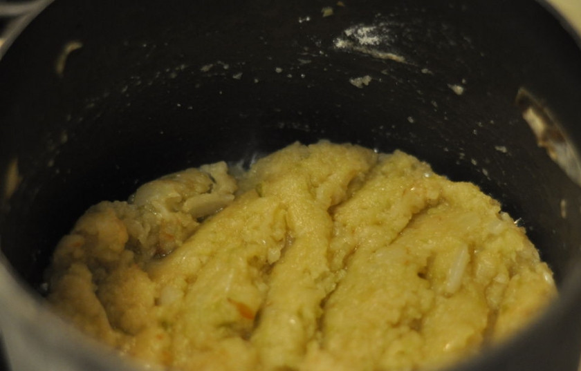 1. Этап. Пивной суп с сыром: 4. Когда овощи обжарятся, можно их взбить блендером или оставить так, как есть. Все зависит от ваших предпочтений. Более тягучий суп-пюре получится из взбитых блендером овощей. Постепенно в кастрюлю введите муку, помешивая. В другой кастрюле прогрейте бульон или вскипятите воду и растворите в ней бульон.