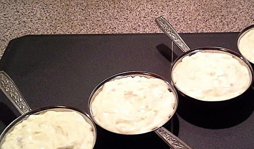 1. Этап. Жюльены из белых грибов: На масле слегка обжарить муку, добавить сметану. Прогреть до загустения, подсолить. У меня сметана от фермера (очень густая). Думаю, что можно было не добавлять муку, но друзья подсказали, что традиционный жюльен готовится всегда с мукой. «Кашу маслом не испортить». Добавила! Сметанный соус получился густой! Грибы смешала с соусом, положила в кокотницы.