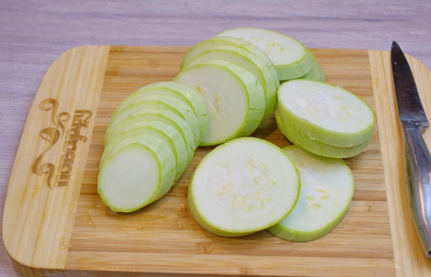 1. Этап. Кабачки с помидорами и сыром в духовке: Для приготовления блюда первым делом нам необходимо вымыть кабачки и нарезать их кружочками.