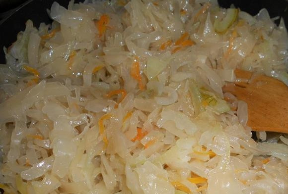 1. Этап. Начинка из квашеной капусты для пирожков: К луку добавьте капусту. Перемешайте и жарьте в течение минут 5.