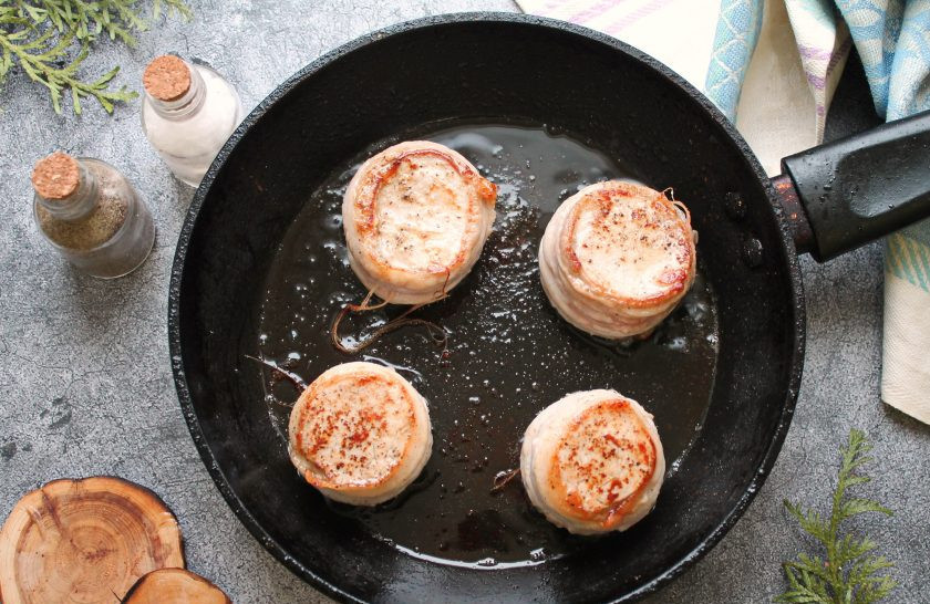 1. Этап. Медальоны в беконе: В горячее масло выложите медальоны и обжаривайте с двух сторон до золотистой корочки.