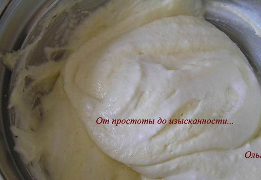 1. Этап. Творожный пирог с клубникой: Аккуратно перемешайте.