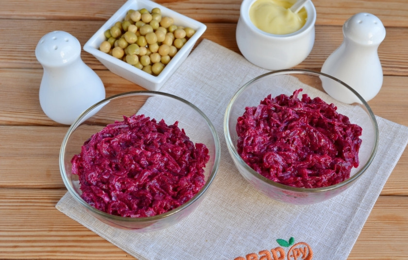 1. Этап. Салат Простушка: Далее — слой свеклы.