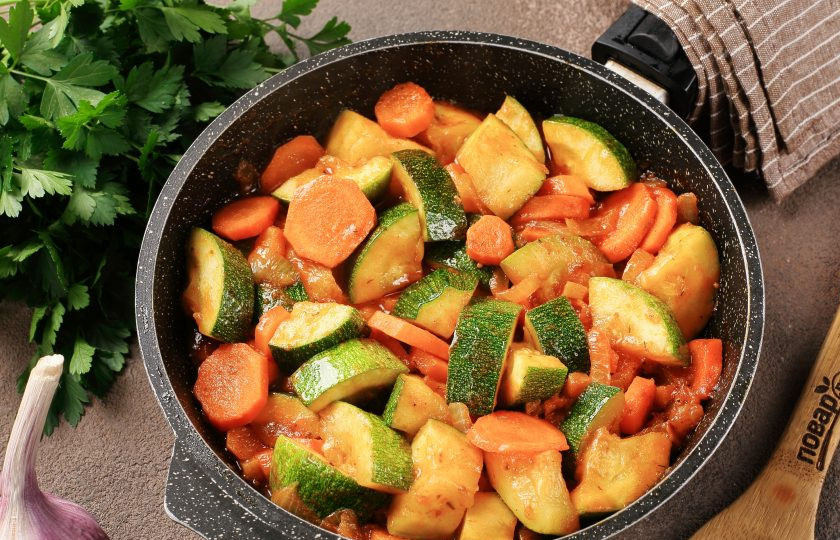 1. Этап. Рагу из кабачков и моркови: Влейте примерно 100 мл. воды, накройте крышкой и тушите на небольшом огне до желаемой степени готовности кабачков. Я не довожу кабачки совсем уж до мягкого состояния, но вы ориентируйтесь на свои вкусовые пожелания.