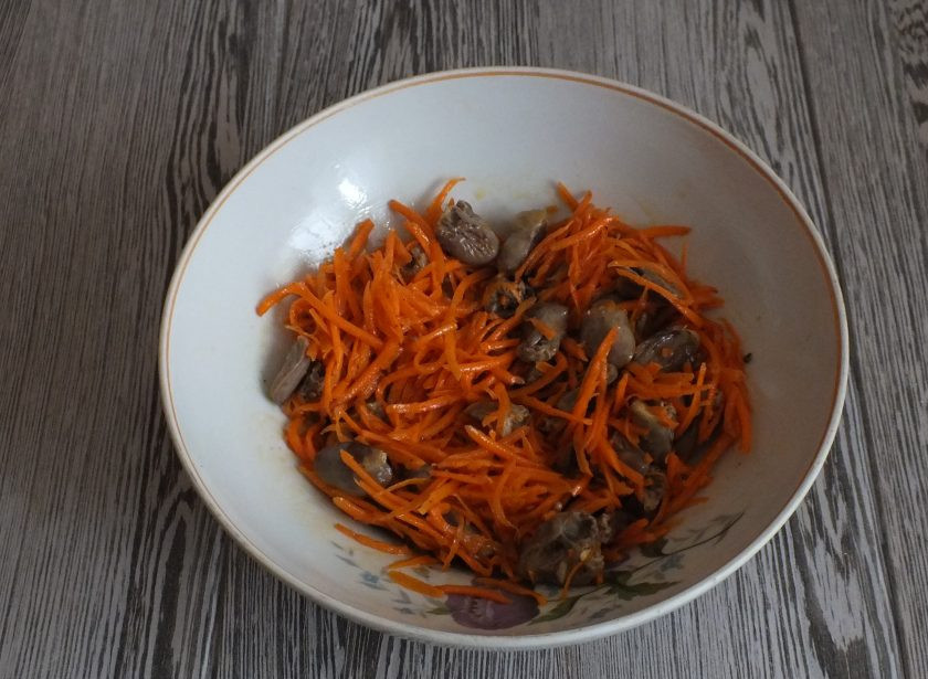 1. Этап. Куриные сердечки по-корейски: По истечении времени, чеснок уберите. Содержимое салатника перемешайте. Закройте крышкой и уберите в холодильник на 6-8 часов. Чаще всего оставляют салат на ночь.