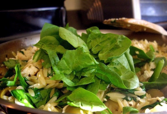 1. Этап. Теплый салат с рисом и курицей: Добавьте шпинат, протомите еще 2-3 минуты. Добавьте фету — и подавайте салат к столу!