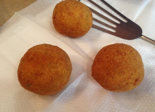 1. Этап. Аранчини из кускуса с цукини и моцареллой: 13. Выкладываем обжаренные золотистые аранчини на бумажные салфетки.