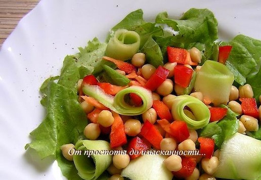 1. Этап. Салат с нутом, перцем и кабачком: Сверху выложите овощи с нутом. По желанию ленточки кабачка красиво заверните в рулетики.