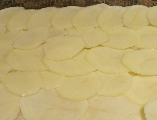 1. Этап. Запеканка картофельная с мясом: 3. Выложите вторую половину картофеля.