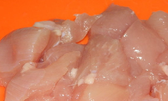 1. Этап. Гуляш куриный: 2. Куриное мясо вымойте и обсушите бумажным полотенцем. Нарежьте его небольшими кусочками и положите в казанок.