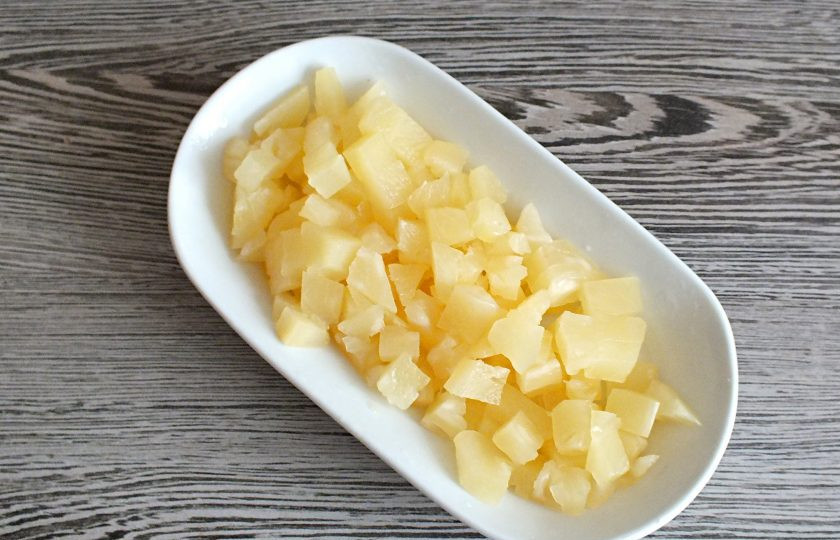 1. Этап. Салат Мадам с курицей и виноградом: Ананасы нарежьте кубиком, со стороной 0,5 см.