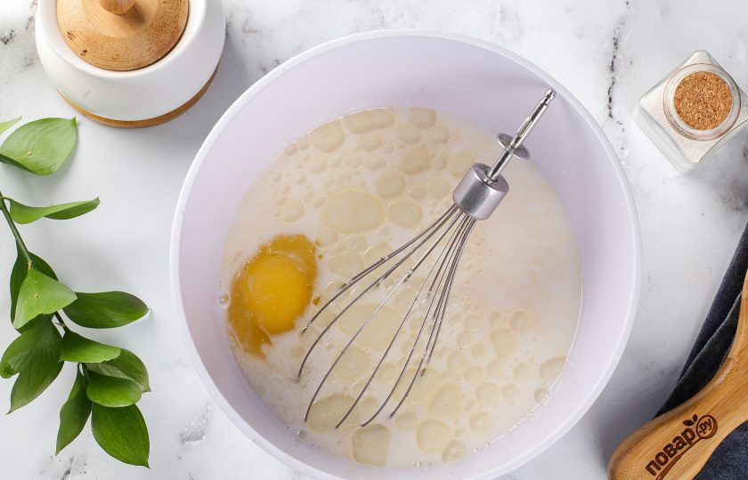 1. Этап. Толстые блинчики: Добавьте яйцо и масло. Перемешайте.